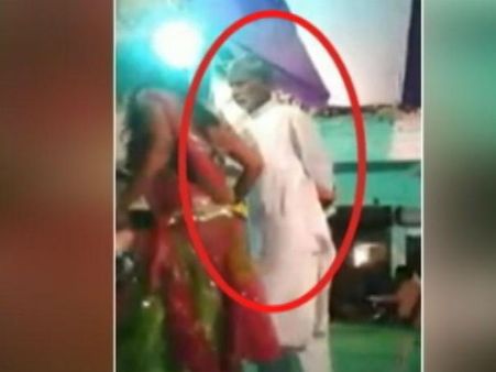 తాగి, బార్ గర్ల్స్‌తో అసభ్యంగా చిందేసిన ఎమ్మెల్యే