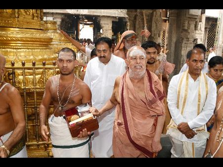 సుఖ సంతోషాలు: శ్రీనివాసుడు శక్తిమంతుడని జయేంద్ర సరస్వతి(పిక్చర్స్)