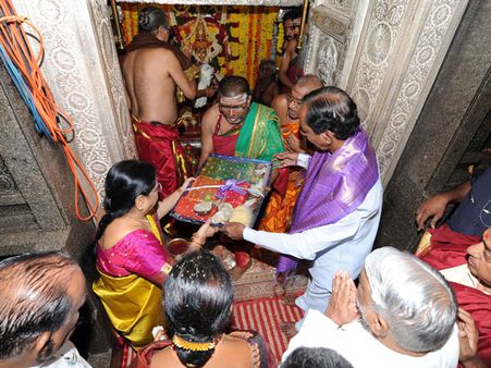 మహంకాళీ బోనాల వైభవం: కెసిఆర్ దంపతులు(పిక్చర్స్)