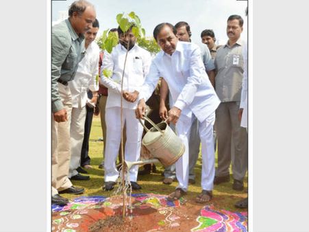 వర్షాలు కొంటే రావు, వనాలు పెంచితే వస్తాయి: హరితహారంలో కేసీఆర్ (ఫోటోలు)