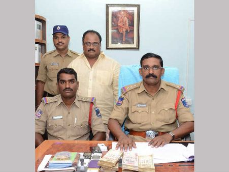 ఉద్యోగాలిప్పిస్తామని మోసం: కటకటాలు లెక్కిస్తున్న బాషా (ఫొటో)