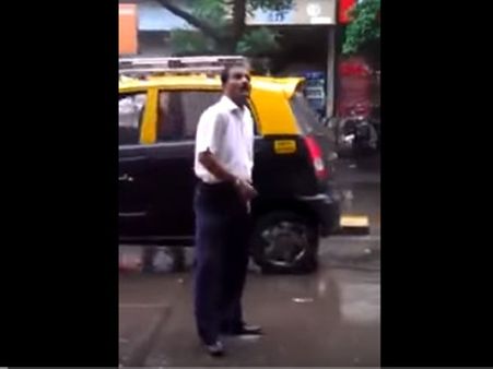 వీడియో సెలబ్రిటీ: నడిరోడ్డుపై అందరూ చూస్తుండగా