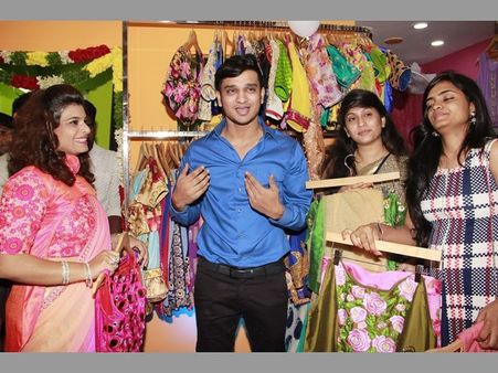 సెలబ్రిటీ టచ్ : బొటిక్స్ ప్రారంభోత్సవంలో హీరో నిఖిల్ సందడి.. (ఫోటోలు)