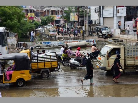 వానొస్తే.. ఇన్ని ఇక్కట్లా ? : తడిసి ముద్దయిన నగరం..