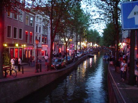 'రెడ్ లైట్ ఏరియానే సో సేఫ్' అంటున్నారు