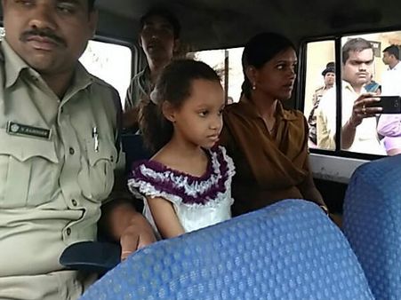 అన్నీ మరిచి, చదువు పైనే దృష్టి: ఆఫ్రికా స్త్రీ సింథియా కూతురు