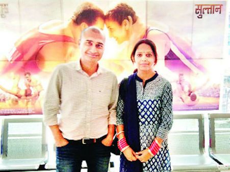 భార్య కోసం మొత్తం థియేటర్నే బుక్ చేసిన భర్త