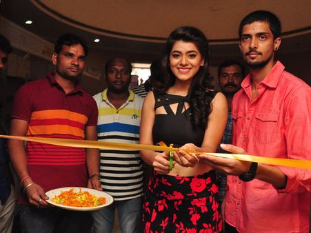 మనసు దోచే కలెక్షన్స్ తో 'సిల్క్ షోయగం', యామిని భాస్కర్ తో ప్రారంభం (పిక్చర్స్)