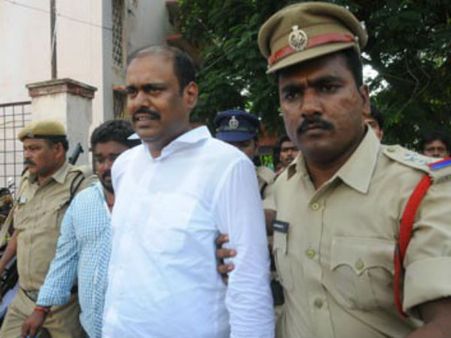 జర్నలిస్టు-స్మగ్లర్: రూ. 100 కోట్ల మోసాలు, చనిపోయినట్లూ నమ్మించాడు