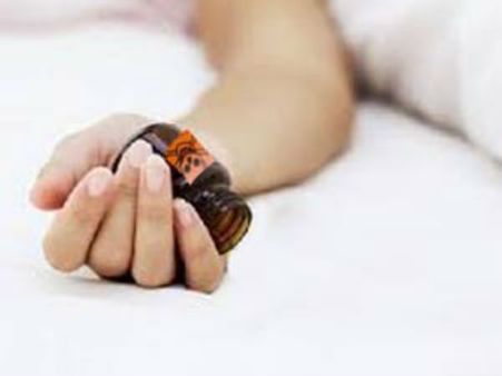 డ్రింక్‌లో పురుగుల మందు కలుపుకొని లాడ్జిలో టెక్కీ ఆత్మహత్య