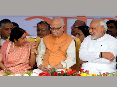 మోడీ జంబో కేబినేట్: అద్వానీ గైర్హాజరు, సుష్మా అలక! 
