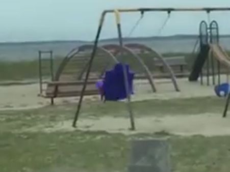 షాక్: పట్టపగలే దెయ్యం ఉయ్యాల ఊగింది(వీడియో)