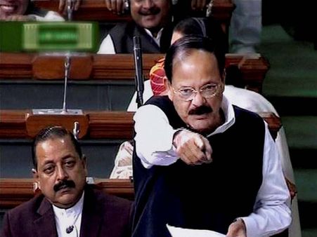 ఇటు చంద్రబాబుకు, అటు కాంగ్రెస్‌కు: వెంకయ్య ఒంటరిగా ఢీ!