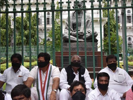 బాబును కేసీఆర్ ఆదర్శంగా తీసుకుంటారా?: గాంధీ విగ్రహా ఎదుట వీహెచ్ మౌనదీక్ష