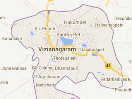 రూంలోకి తీసుకెళ్లి కౌగిలింత: అమ్మాయిల పట్ల వర్సిటీ జేడీ అసభ్యత