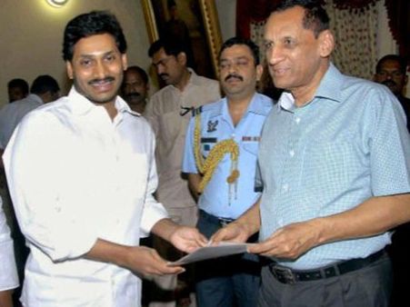 బాబుని మెచ్చుకొని చిక్కుల్లో గవర్నర్! 'జగన్ రూ.లక్ష కోట్లు ఉంటే..'