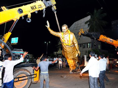 వైయస్ విగ్రహం తొలగింపు: జగన్‌కు ఆదరణతో చంద్రబాబు కక్ష (పిక్చర్స్)