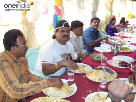 షాక్: పవన్ కళ్యాణ్ నిర్మాతను ముప్పుతిప్పలు పెట్టిన నయీం, కీలక మలుపులు