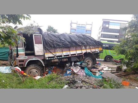 లారీ బీభత్సం: తండ్రీకొడుకులతోపాటు ముగ్గురి మృతి(పిక్చర్స్)