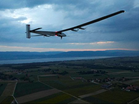 పెళ్లికి వెళ్లారు: విమానం కూలి 8 మంది దుర్మరణం