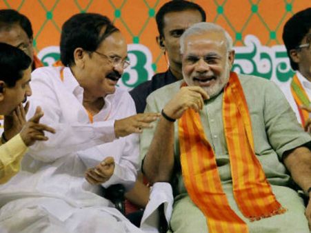 అవమానాలూ భరించారు: తలవంచలేదని వెంకయ్యపై మోడీ ప్రశంసలు