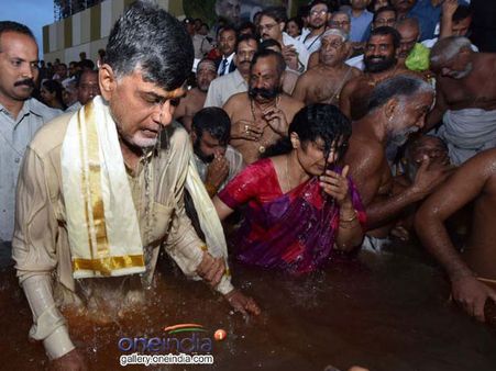 వివాదం: చెప్పులతో నారా లోకేష్, సగమే మునిగిన చంద్రబాబు