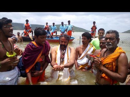 టిలో బాలకృష్ణ పుష్కర స్నానం, కేసీఆర్‌కి కితాబు, సిక్కోలులో చిరు సందడి