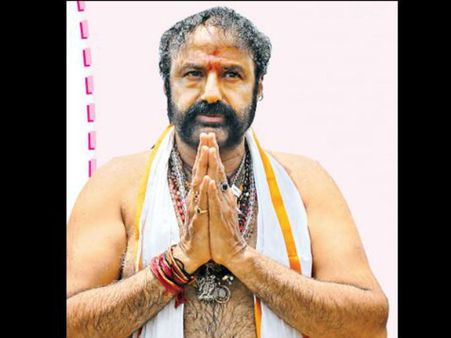 తెలుగుజాతి బాగుండాలి: బాలకృష్ణ, ఫ్యామిలీతో వివిఎస్ లక్ష్మణ్ పుష్కర స్నానం