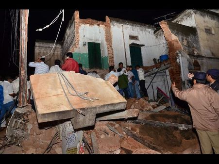 నిర్లక్ష్యమే: పాత భవనం కూలి ఇద్దరు మృతి, కెటిఆర్ వార్నింగ్(పిక్చర్స్)