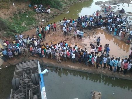 ఖమ్మంలో 30 అడుగుల కాల్వలో పడిన బస్సు, 10మంది మృతి, డ్రైవర్ పరారీ