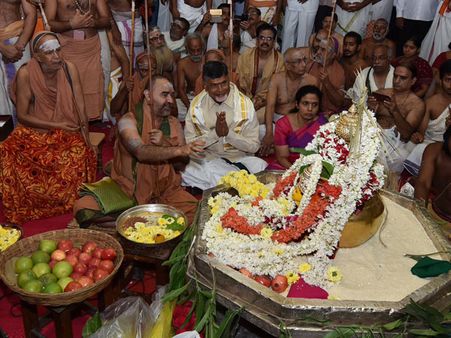 దుష్పచారం తగదు: పేరంట్స్, ఎన్టీఆర్ దంపతులకు పిండ ప్రదానం చేసిన బాబు