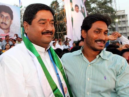 జగన్ కు పెద్ద ఝలక్! : టీడీపీలోకి ధర్మాన?!