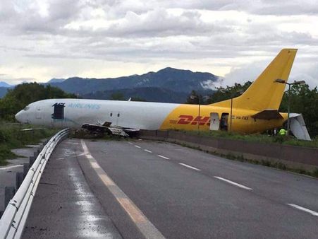 రోడ్డు మీదకు దూసుకు వచ్చిన డీహెచ్ ఎల్ విమానం