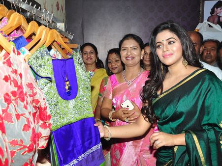 అందమంతా చీరలోనే: డీకే అరుణ, నటి పూర్ణ సందడి(పిక్చర్స్)