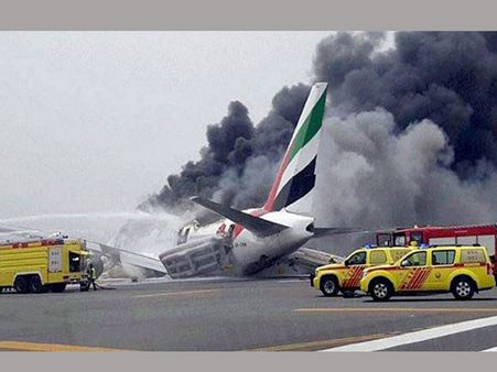 విమానం గాలిలో ఉండగానే మంటలు, అందరూ మనోళ్లే! (వీడియో)