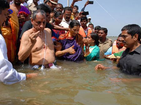పుష్కరాలు: గొందిమళ్లలో గవర్నర్ దంపతులు, సాగర్‌లో ఎన్టీఆర్ తల్లి