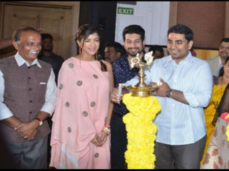 తెలంగాణ, ఏపీల్లో స్కూల్స్: నారా లోకేష్, మంచు లక్ష్మీ మద్దతు(పిక్చర్స్)