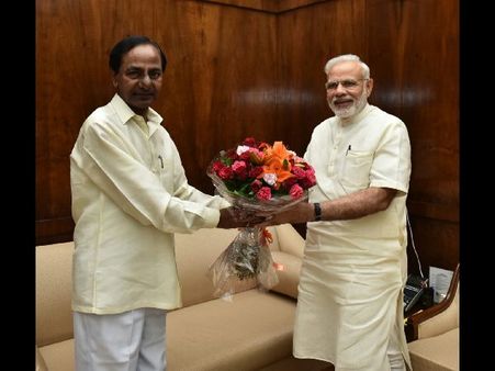 తెలంగాణ ఏర్పడ్డాక, కేసీఆర్ భావోద్వేగం: తెలుగులో మోడీ, పరస్పరం కితాబు