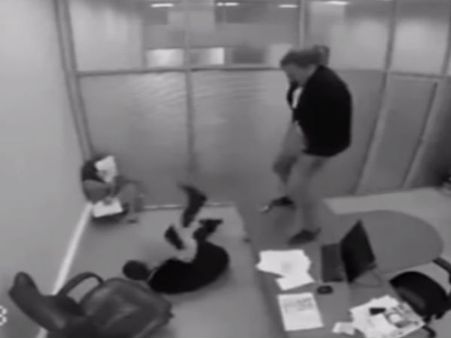 లాటరీ: ఆనందంతో బాస్ మీద యూరిన్ పోశాడు (వీడియో)