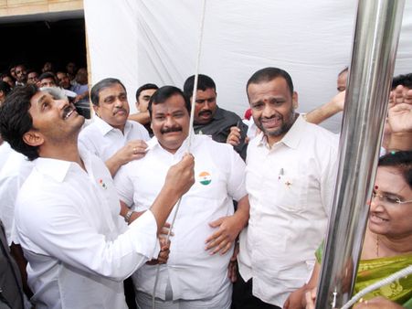 స్వాతంత్రం వచ్చిందా: టిలో జగన్ జెండావిష్కరణ, ఏపీలో రగడ, మంత్రుల అలక