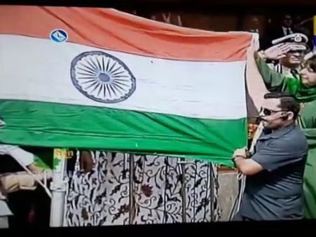 మెహబూబా జెండా ఆవిష్కరణలో అపశృతి