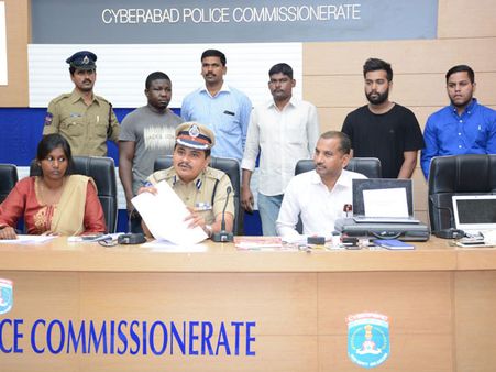 ఎఫ్‌బి చాటింగ్: అమెరికా బిజినెస్‌మ్యాన్ అంటూ అమ్మాయిలకు టోకరా