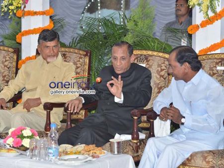 మళ్లీ సీఎంల కలయిక: తొలుత బాబుని పట్టించుకోక, ఆనక నవ్వుతూ చేయిచ్చిన జగన్