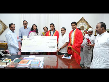 రెండే పతకాలు సాధించిందన్న విమర్శ: సింధుకు 5కోట్ల చెక్కు ఇచ్చిన కేసీఆర్