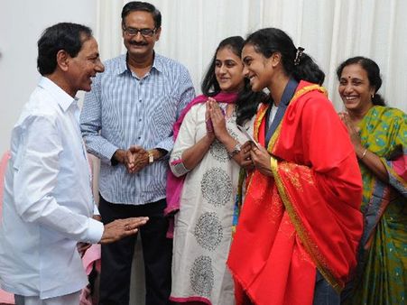 సింధుకు సన్మానం: 'బాబు పబ్లిసిటీ స్టంట్ ఎక్కువైంది, కేసీఆర్‌తో అవగాహన'