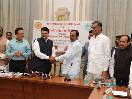 కేసీఆర్‌కు ఘన స్వాగతం: గులాబీమయంగా బేగంపేట, ట్రాఫిక్ ఆంక్షలు