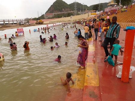 ఐదో అంతస్తు నుంచి పడిన లిఫ్ట్, కృష్ణా పుష్కరాల్లో పాము కాటు