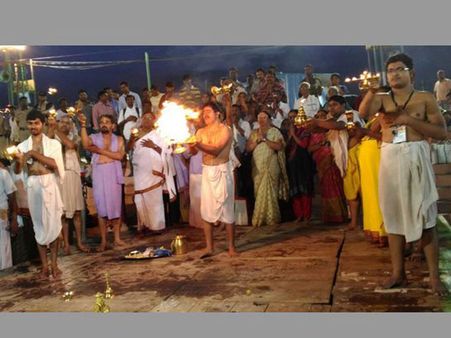 పుష్కరాలు: బాలకృష్ణ హల్‌చల్!, నీళ్లు లేక వైసీపీ ఎమ్మెల్యే బయట స్నానం