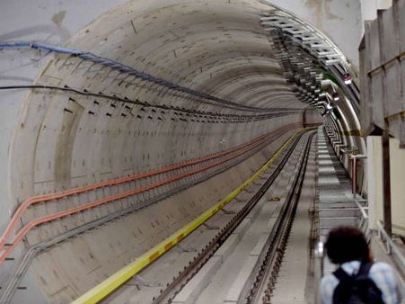 బెంగళూరు మెట్రో రైలు సొరంగంలో పొగలు