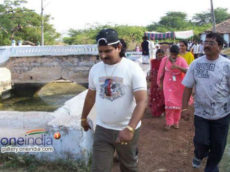 కోమటిరెడ్డి కుమారుడిది హత్యనా?: కారు వెనకభాగం నుజ్జు